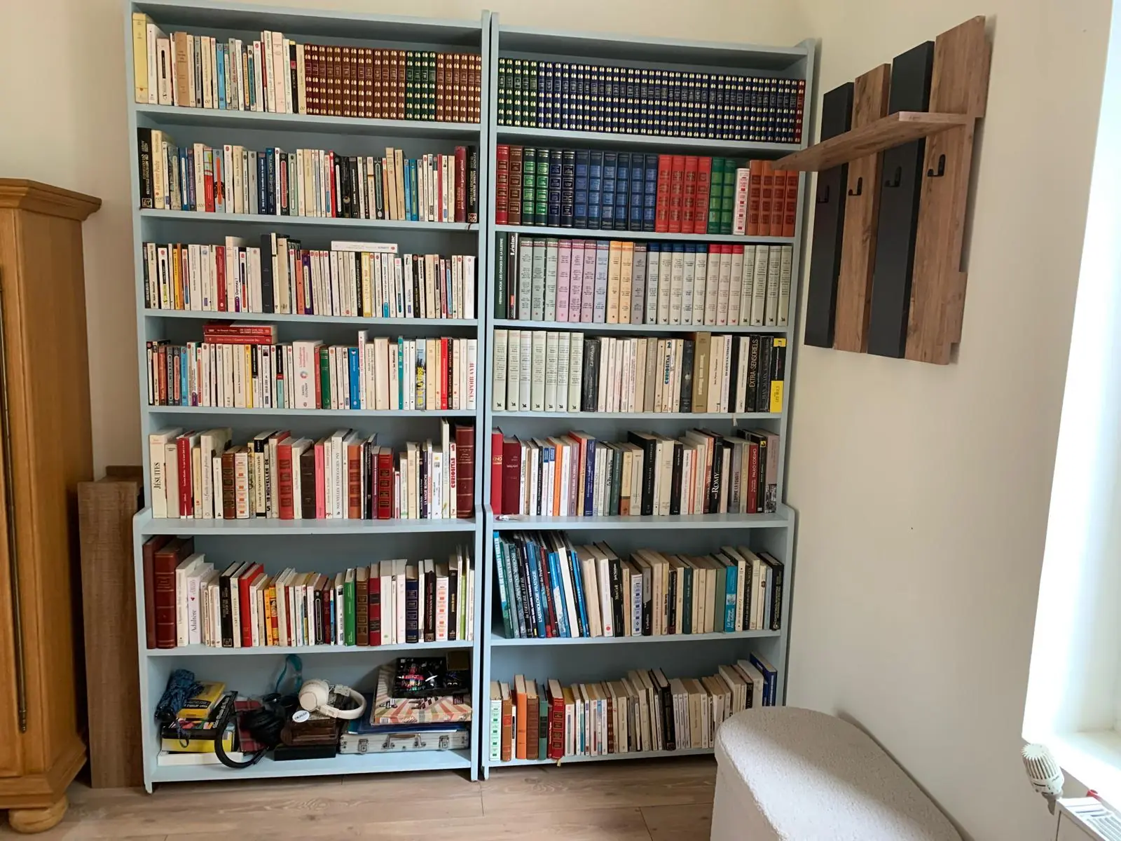 La bibliothèque remplie de livres