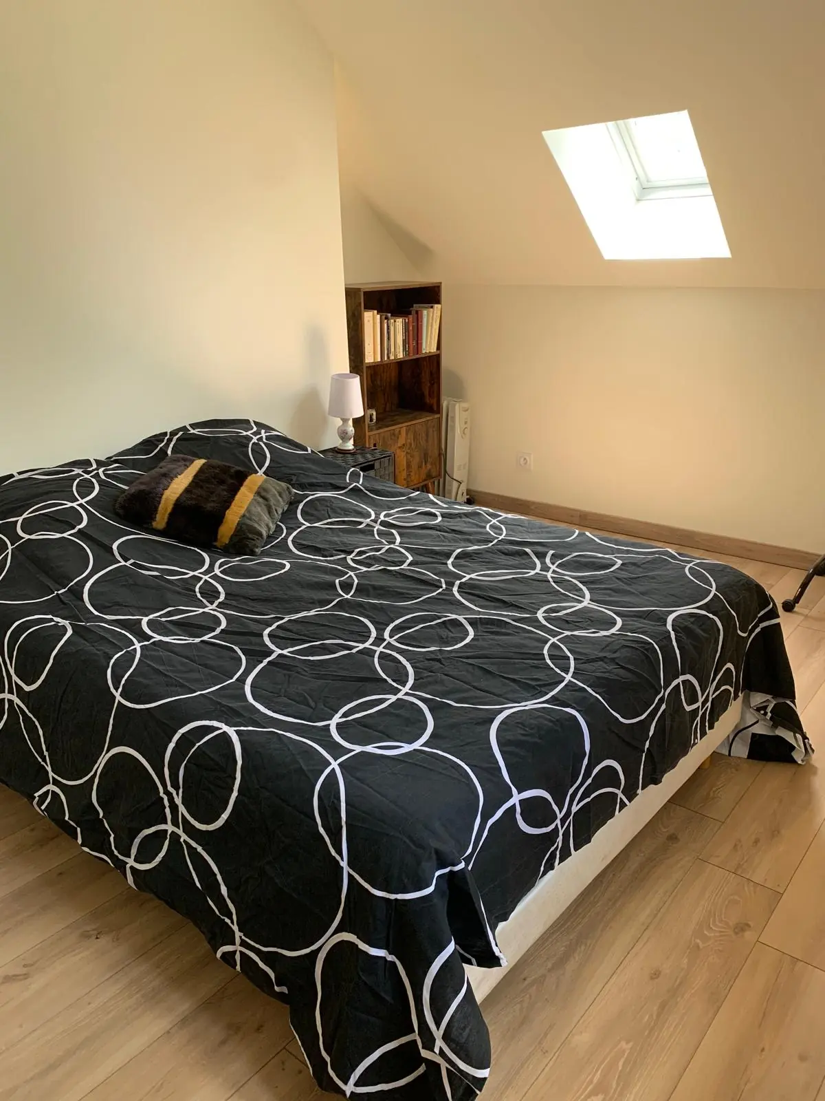 Première chambre mansardée avec grand lit