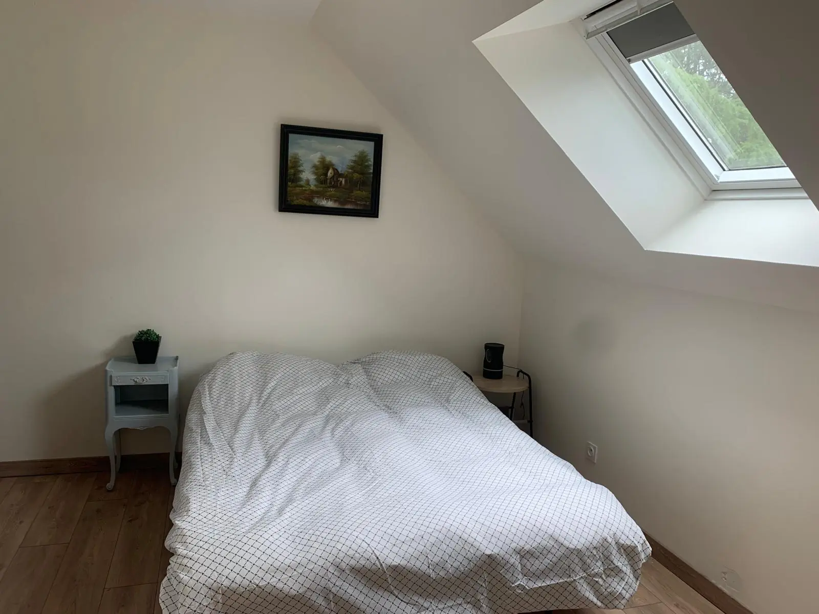 Seconde chambre mansardée, lumineuse, avec fenêtre de toit